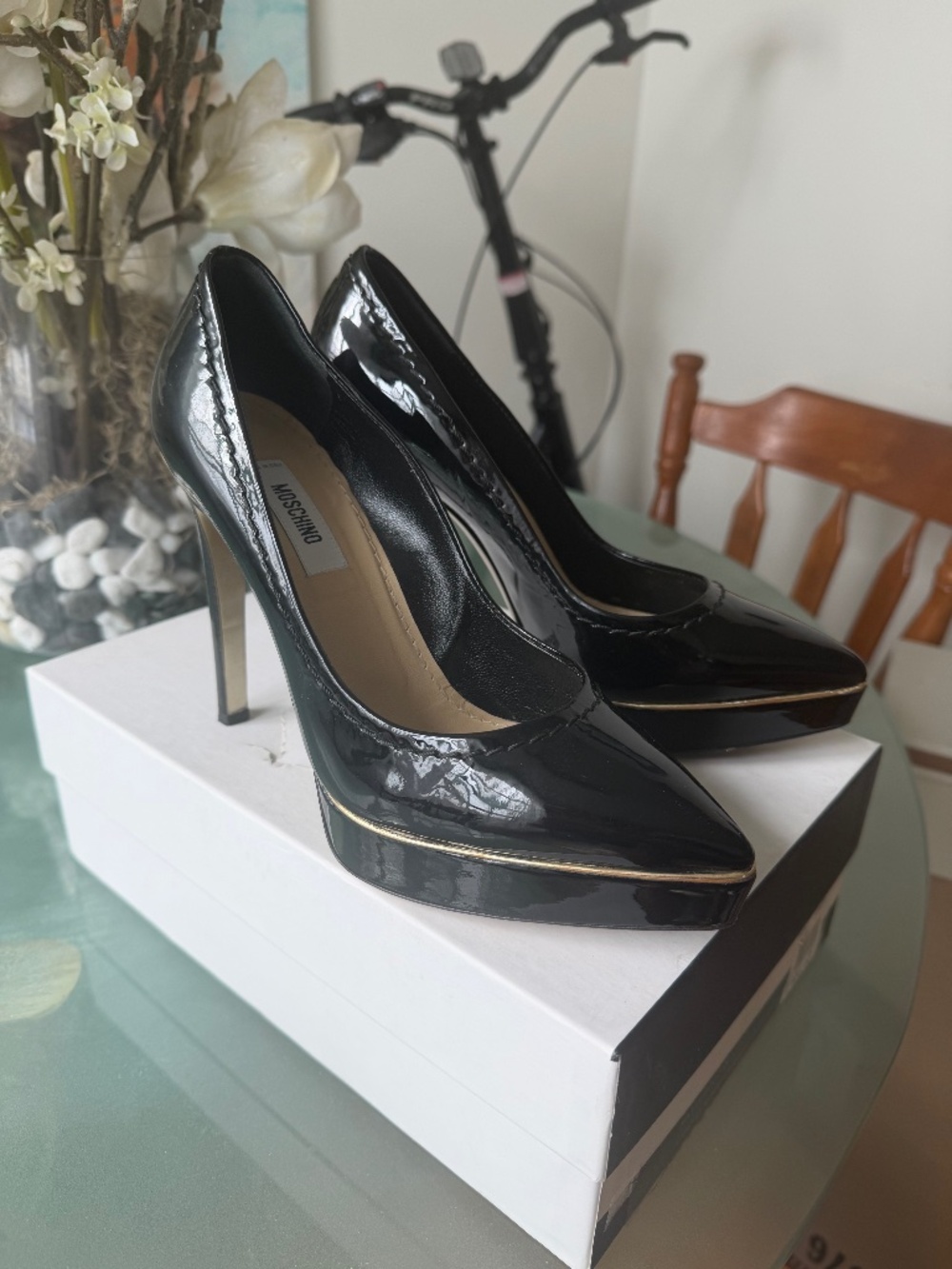Moschino black patent leather pumps 38